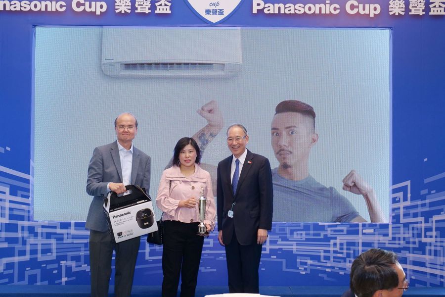 (1st from right) Mr Kuninori Matsuda, Consul-General of Japan in Hong Kong  presented a Trophy and a Panasonic IH Warm Jar to winning owner of Race.